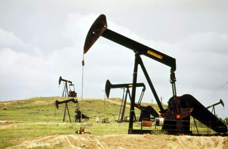 El petróleo extiende su caída mientras el mercado espera datos clave de EE.UU.
