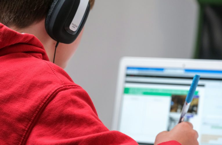 La doble cara de la inteligencia artificial en la educación: de una escuela de élite en Texas a la precariedad en Colombia